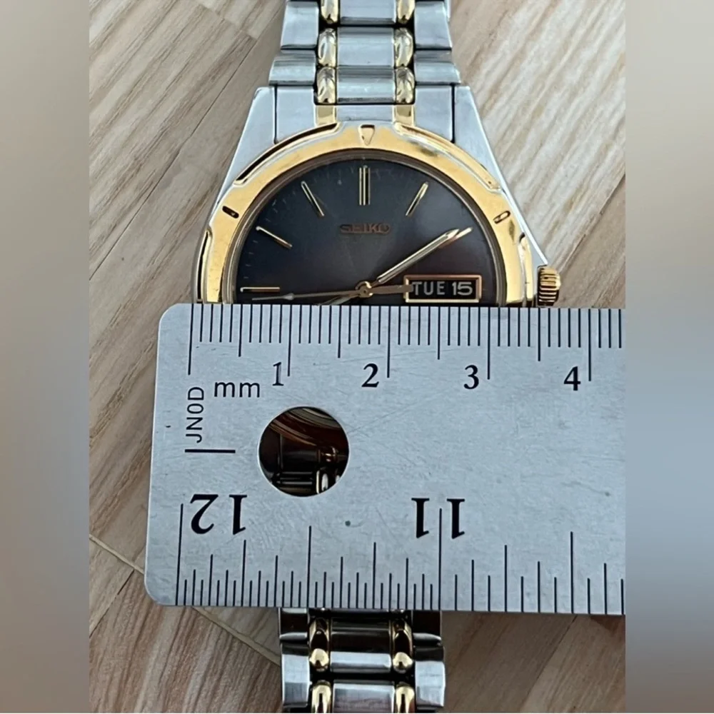 Seiko Men's Watch Gray Dial Two-Tone Stainless Bracelet Day Date Windows